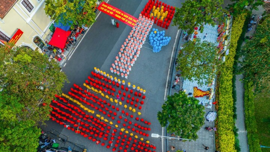 700 women in Ao Dai set new Vietnamese record